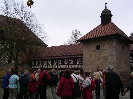 Innenhof Burg Hoheneck mit Wandergruppe
